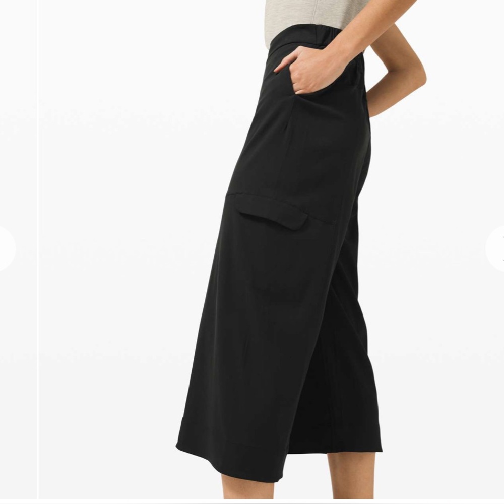 Wide-Leg Cropped Cargo Pants - Black